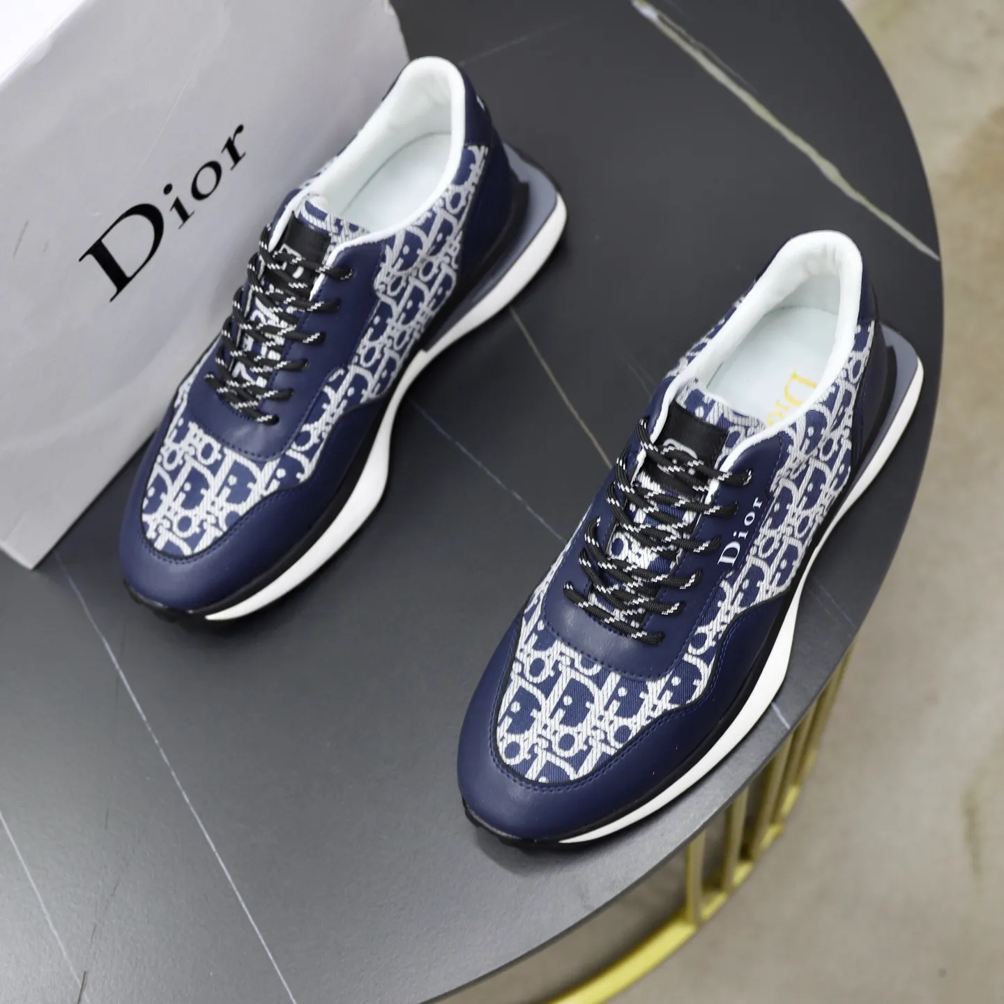 Ex-factory price: 462💰🙅‍♂️🙅‍♂️🙅‍♂️ Brand: Dior DIOR Standard code: 38-44 (45 customized) Grade: Same as the official website Material: Original leather splicing brand cloth Comfortable and breathable lining Lightweight and wear-resistant sports outsole Style category: Men's fashionable casual shoes Running sneakers Distinguished luxury brand elements Top luxury Color: actual picture color